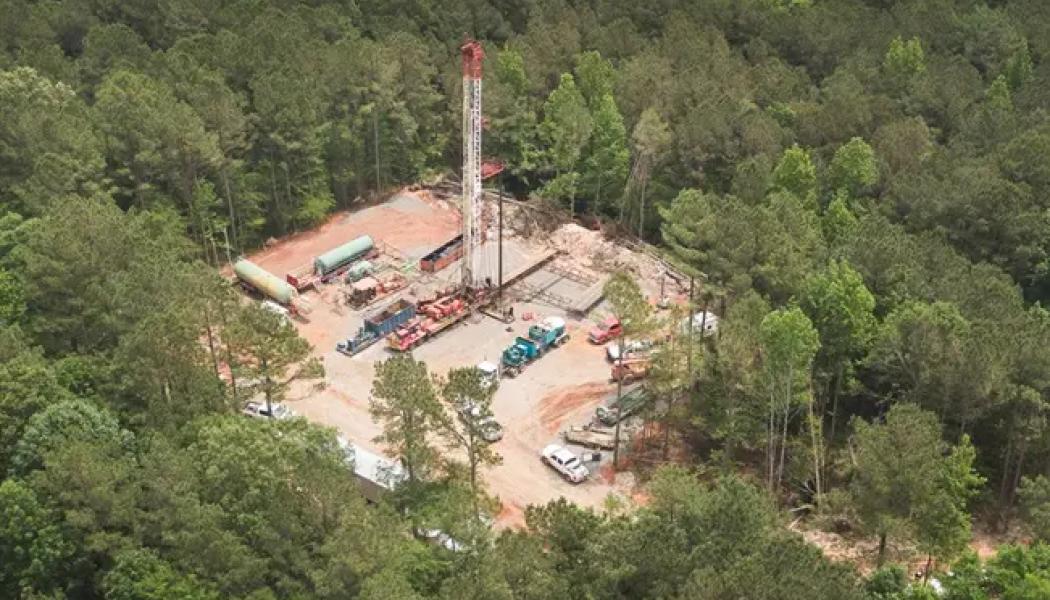 Detta är en borrigg som Standard Lithium har placerat i Lewisville i Arkansas. Foto: Standard Lithium