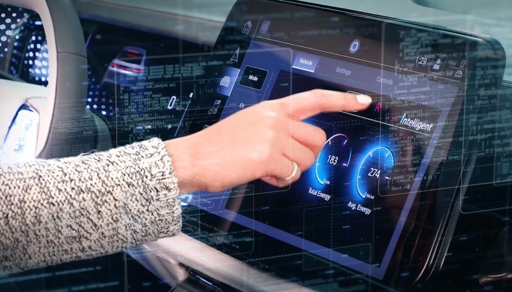 Stellantis smarta instrumentbräda för elbilar. Den amerikanska biltillverkaren Ford meddelade nyligen att de slopar planerna på att producera en ny eldriven SUV, med hänvisning till en mättad marknad och svag konsumentefterfrågan. I juni hotade även Stellantis, som bildades genom sammanslagningen av Fiat Chrysler och PSA (som äger bland annat Peugeot, Citroën och Opel), att stänga sina fabriker i Ellesmere Port och Luton på grund av brittiska regeringens kvoter för nollutsläppsfordon. Foto: Stellantis