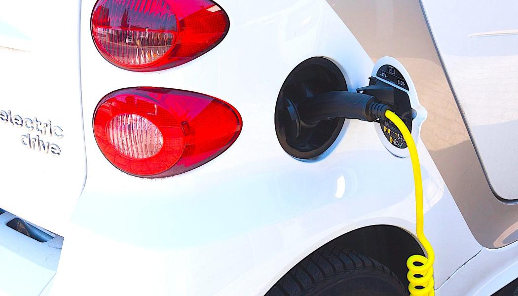 Flera tillverkare har nu skjutit upp lanseringar av nya elbilsmodeller eller minskat produktionstakten. Samtidigt satsar vissa bolag mer på hybrider och effektiva förbränningsmotorer, som i dagsläget ofta ger bättre marginaler. Foto: Creative Commons Lic. Kredit: Stux