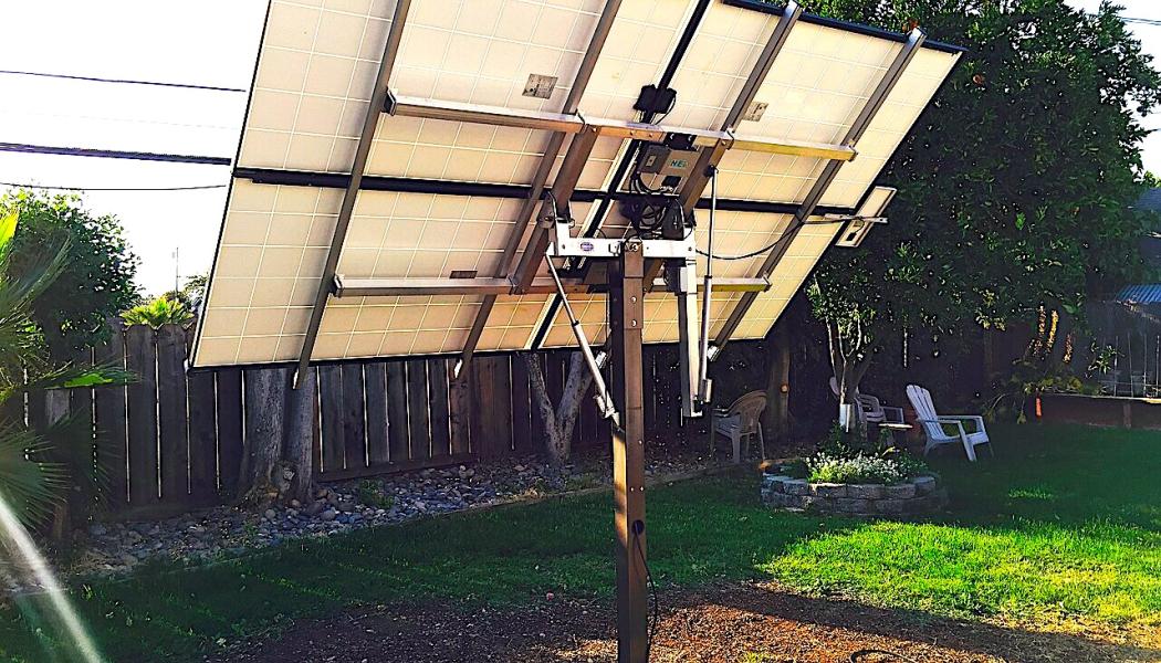 Solar - tracker i trädgården. Eltels betydligt större solkraftverk blir det första i Finland av denna storlek som använder så kallade tracker-ställningar. Dessa följer solens rörelser och optimerar energiproduktionen, samtidigt som de gör det möjligt att anpassa sig till dygnsvariationer i elpriserna. Foto: Wikipedia Common Lic. Adsala