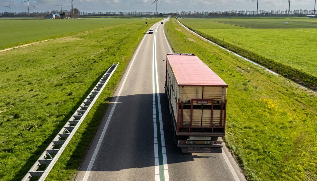 Transportsektorn utgör en väsentlig del av omställningen. För närvarande står transporterna på väg, järnväg, till sjöss och i luften för ungefär en tredjedel av Sveriges koldioxidutsläpp. Foto: sven brandsma/unsplash