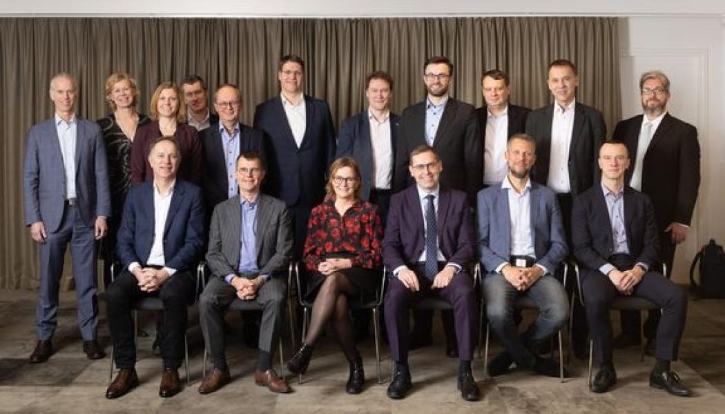 Baltic Sea Leaders’ möte i fredags i Stockholm. Uppifrån från vänster. Tomas Söderlund, Svenska kraftnät; Kristin Munthe, Statnett; Martina Högberg, Svenska kraftnät; Mikko Heikkila, Fingrid; Klaus Thostrup, Energinet; Gatis Junghans, AST; Arnis Daugulis, AST; Donatas Matelionis, Litgrid; Robert Paprocki, PSE; Dirk Biermann, CMO, 50 Hertz; Michael Heit, 50Hertz/ENTSO-E. Andra raden Gunnar Løvås, Statnett; Jukka Ruusunen, CEO, Fingrid; Lotta Medelius-Bredhe, GD, Svenska kraftnät;. Rolands Irklis, CEO, AST; Liutauras Varanavicius, Litgrid and Kalle Kilk, Elering. Fotograf Tomas Ärlemo