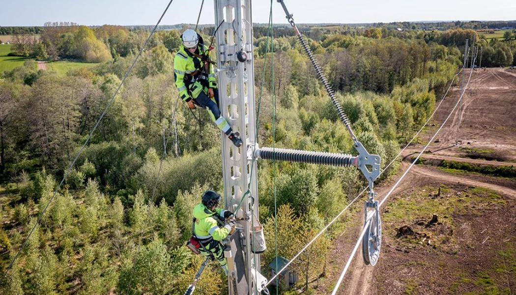 Arbetare på elledning. Pressbild: Svenska kraftnät