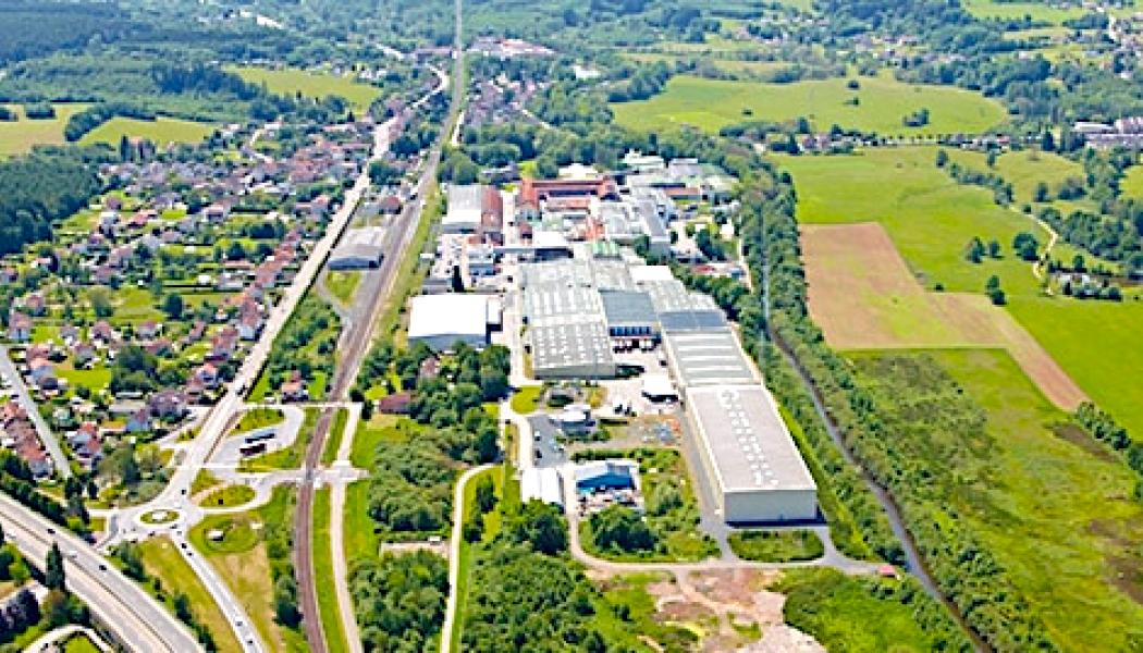 Beläget i korsningen mellan Frankrike, Tyskland, Schweiz och Benelux, täcker Etivals produktionsanläggning 40 hektar mark, inklusive 15 hektar byggd areal. Närhet till grannländerna främjar transportbesparingar och gör att leveranser kan ske på rekordtid: 80 procent av beställningarna levereras på D+1 i Frankrike, Tyskland, Schweiz och Benelux, och i genomsnitt inom D+2 i Europa.  Foto: Clairefontaine