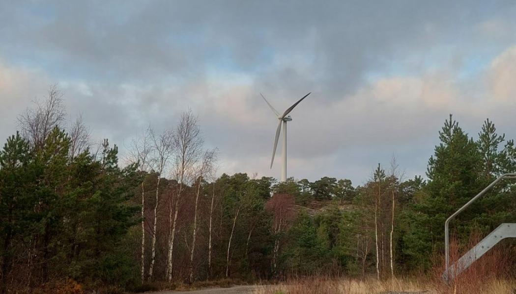Ett av de vindkraftverk i Mungseröd som nu monterats ned för återvinning Foto: Tekniska verken
