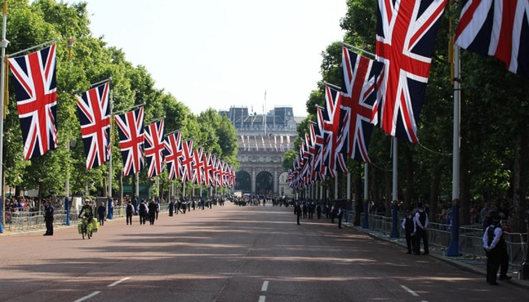 Flaggor i London. I sitt förslag vill Labour vända utvecklingen genom att på tio år bygga 100 gigawatt ny elkapacitet. Foto: Creative Commons Lic. (pixabay)