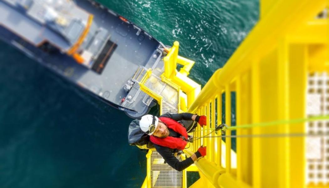 På väg upp till oljeborrtorn. Foto: The North Sea Transition Authority, a UK government regulator. 