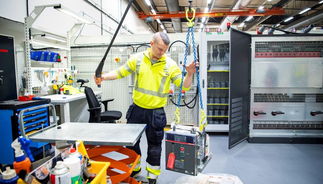 ABB Service erbjuder nu konsultativa tjänster där erfaren personal kommer ut till företag och ser över deras kraftanläggning och installerade bas, oavsett fabrikat, och lämnar råd om åtgärder för att höja driftsäkerheten. På bilden: Thorbjörn Johansson, serviceingenjör på ABB Electrification.