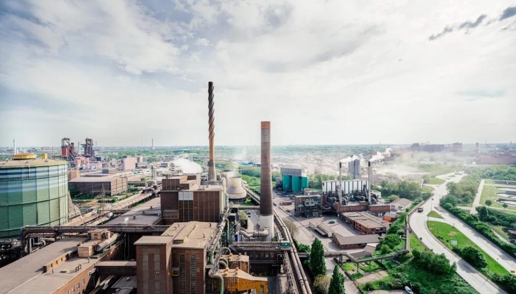 Ståljätten Thyssenkrupp har redan signalerat att de kan komma att använda naturgas i sina direktreducerade järnverk längre än planerat. Ursprungligen var målet att successivt blanda in grön vätgas från 2028 och nå hundra procent vätgas år 2037. En försening av detta kan minska den totala vätgasanvändningen och påverka möjligheten att nå EU-målet på 42 procent år 2030. Foto: Thyssenkrupp