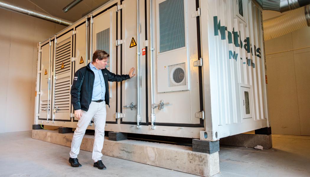 Ett av de deltagande företagen är Rydebrinks Fastigheter. De har investerat i ett energilager i en industrilokal i Torslanda som två gånger om dagen står redo att leverera effekt till Göteborg Energis nät. Pressbild: Göteborg Energi