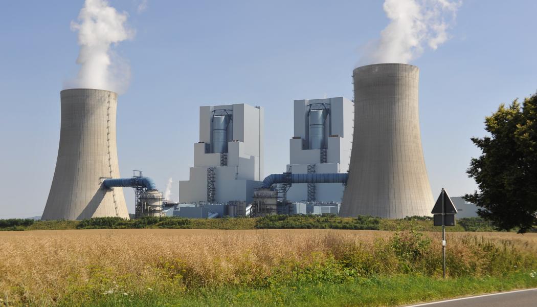 Kolkraftverket Neurath ligger söder om tyska Grevenbroich och gränsar till områden som tillhör kommunen Rommerskirchen och staden Bedburg. Anläggningen drivs av energibolaget RWE och är belägen i Grevenbroich-Neurath i Rhen-Kreis Neuss. Kraftverket används för att producera baskraft och har en nettoeleffekt på 2 120 megawatt. Kolet transporteras via järnvägsanslutning till Nord–Syd-banan och kommer från dagbrotten i det rhenländska brunkolsområdet, framför allt från dagbrottet Garzweiler. Foto: Wikipedia Commons Lic. Kredit: TelepermM