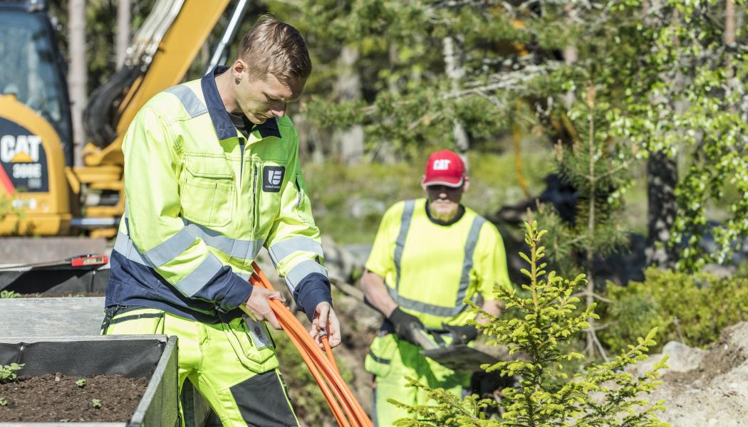 Medarbetare från Umeå Energi och Umeå Entreprenad samarbetar i samband med grävning. Foto: Umeå Energi