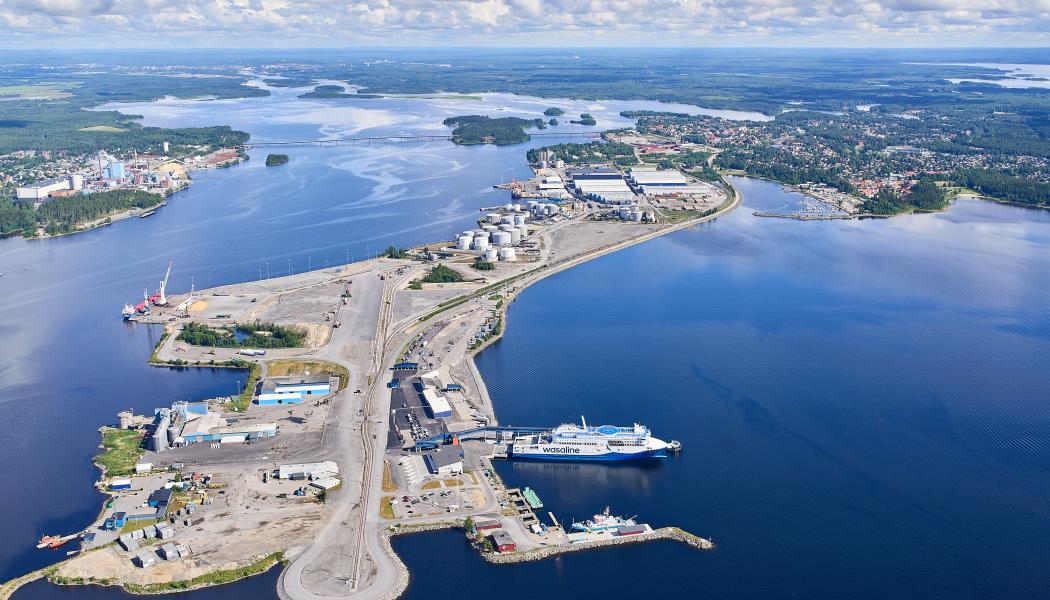 Projektet Blue Supply Chains undersöker möjligheten att erbjuda fossilfria bunkringsbränslen och elladdning i svenska hamnar. Foto från Umeå Hamn, foto: Lars Lindh.