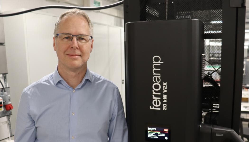 Björn Jernström, CTO och grundare av Ferroamp, tillsammans med V2G-laddaren som nu ska börja fälttestas. Foto: Ferroamp