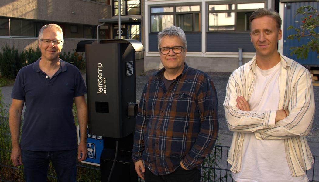 Björn Jernström, Ferroamp; Samuli Ranta, Åbo Universitet och Eero Ojala, eParking, tillsammans med Ferroamps V2G-laddare. Pressbild: Ferroamps