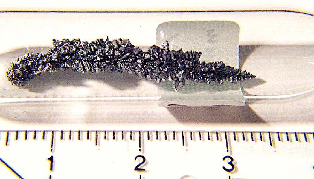 Vanadin 99,9 %, dendritiskt kristalliserad genom vakuumsublimering. Förvaras under skyddsgas, här argon, för att skyddas mot oxidation. Foto: Wikipedia Commons Lic. Kredit: Alchemist-hp (pse-mendelejew.de)