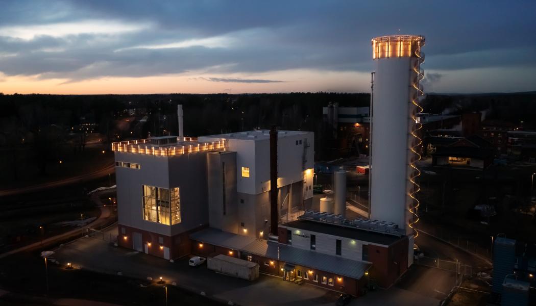 Värmeverket vid Byälven i Säffle använde tidigare främst spillvärme från närliggande industri för att producera energi. Nu är det i huvudsak ickefossila restprodukter från trä- och pappersindustrin som värmer Säffle. Foto: Adven
