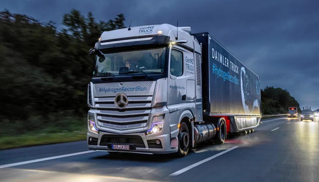 Daimler Truck, majoritetsägt av Mercedes-Benz Group, presenterade en prototyp av sin GenH2-lastbil för flytande vätgas nyligen, tillsammans med en tankstation för flytande vätgas i Wörth am Rhein, byggd i samarbete med Air Liquide. Bild: Mercedes-Benz Group