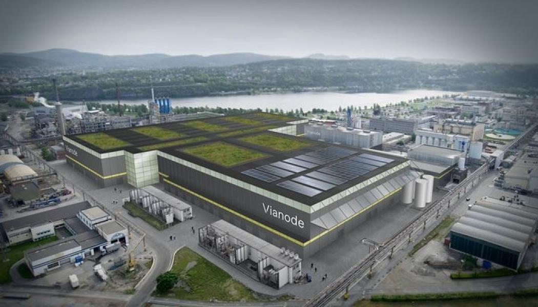 Et norsk batteriselskap vurderer å flytte en fabrikk under bygging