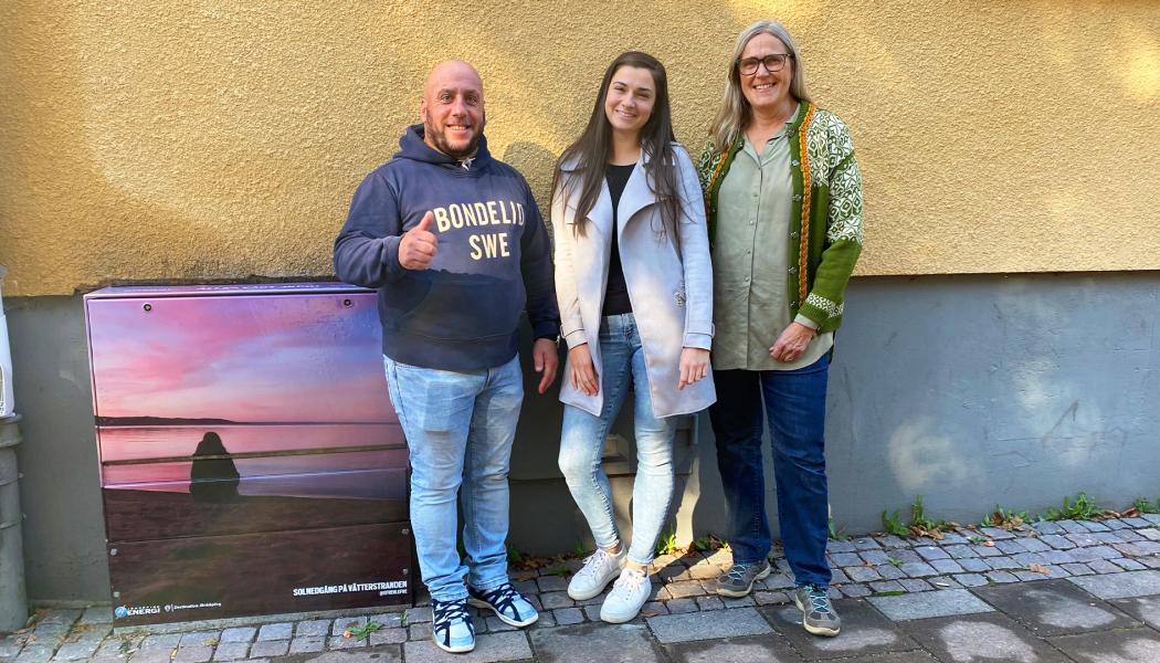 Fr.v. Efrem Efre, Alice Ekström och Ingrid Seiborg, vinnare i årets omgång av fototävlingen #mittelskåp. Foto: Jönköping Energi