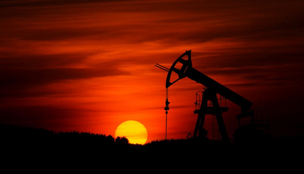 Oljepump. Foto:  Zbynek Burival / Unsplash