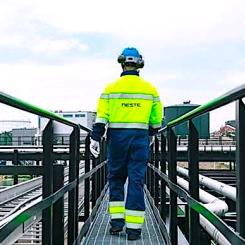 Nestes raffinaderi i Borgå Finland producerar mer än 100 slutprodukter till kunder globalt. Nestes ambition är att göra raffinaderiet i Borgå till det mest hållbara raffinaderiet i Europa år 2030. Foto: Neste