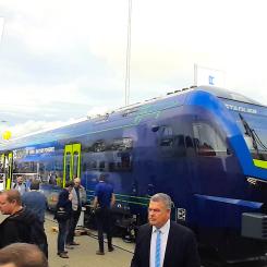 Stadlers nya RS ZERO på Innotrans 2024. Det är ett fordon som kan drivas helt med batteri eller med hjälp av vätgas. Foto: Markku Björkman