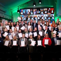 Klimatkontrakt 2030 signeras av den politiska ledningen i 2030-städerna och generaldirektörer från sex myndigheter samt Viable Cities ledning. Pressbild: energimyndigheten