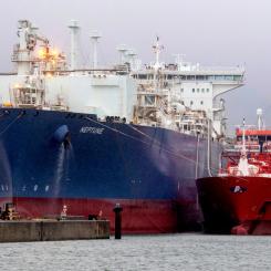 Stefan Sauer AP/TT: Ett skepp lastat med flytande fossilgas i Lubmin i norra Tyskland. Arkivbild.