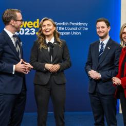 Claudio Bresciani / TT: Den franska energiministern Agnès Pannier-Runacher (t h) har bjudit in Sverige och tiotalet andra EU-länder till ett sidomöte i en kärnkraftsallians under det informella mötet för EU:s energi- och transportministrar i Arlanda stad. Värdarna för ministermötet, infrastrukturminister Andreas Carlson (KD) och energi- och näringsminister Ebba Busch (KD), hälsar sina franska kollegor Pannier- Runacher och Clément Beaune välkomna.