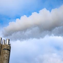 Johan Nilsson/TT: Vit rök från skorstenen på Heleneholmsverket i Malmö i decemberkylan 2022 under energikrisen med rekordhöga elpriser. Heleneholmsverket i Malmö kan producera 300 MW fjärrvärme och 95 MW el från naturgas / biogas. Arkivbild.