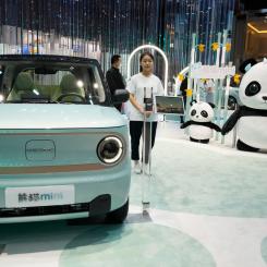 Ng Han Guan/AP/TT: Den nya elbilsmodellen Panda Mini från Geely, ägare till Volvo, presenteras på bilmässan i Shanghai.