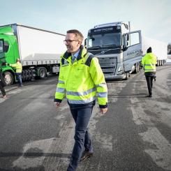Fredrik Sandberg / TT: Infrastrukturminister Andreas Carlsson svarar på kritiken mot den minskade reduktionsplikten. Arkivbild.