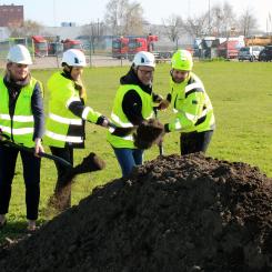 Det första spadtaget togs av Pernilla Anderberg, stadsdirektör i Landskrona stad, Emilie Condrup, vd på Akea, samt Johan Holmstedt, vd, och Andreas Rosén, projektledare, från Landskrona Energi. Pressbild: Landskrona Energi