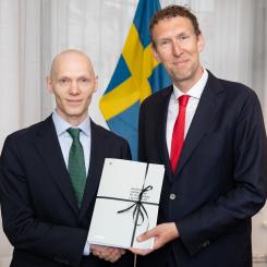 Finansmarknadsminister Niklas Wykman och Jacob Stedman, VD för Blykalla FotoOlleFriman. Pressbild: Blykalla