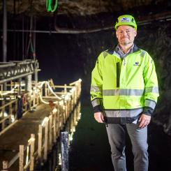 Magnus Eriksson, vice vd för Mälarenergi AB, i bergrummet som nu konverterats till ett gigantiskt energilager för värme.  Foto: Pia Nordlander
