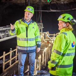 Magnus Eriksson, affärsområdeschef för Värme inom Mälarenergi tillsammans med Lisa Granström, strategichef samt biträdande affärsområdeschef för Värme. Foto: Mälarenergi