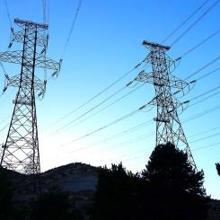 Då allt fler installerar solpaneler måste elnätet klara av att ta hand om all den el de producerar också under sommarens allra soligaste dagar. Foto: Wikipedia Common, kredit: Varistor60