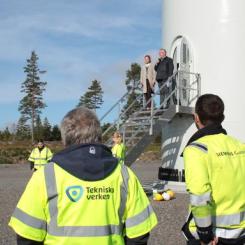 Klas Gustafsson, tf vd Tekniska verken, och Maria Almesåker, styrelseordförande Tekniska verken, inviger vindkraftsparken. Foto: Tekniska verken