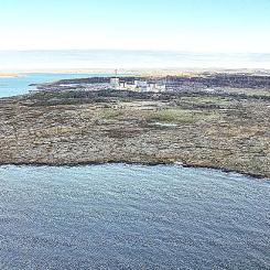 Videberg Krafts projekt på Väröhalvön har ännu inte fattat något slutligt investeringsbeslut. Projektet befinner sig fortfarande i tillstånds- och utvecklingsfasen. Om tidsplanen håller kan den första reaktorn tas i drift under mitten av 2030-talet. SMR-tekniken har ännu inte tagits i kommersiell drift i Europa, men flera projekt utvecklas samtidigt i Storbritannien, Tjeckien, Sverige och andra länder. Ringhals kärnkraftverk på västkusten kan få sällskap av tre nya små modulära reaktorer på Väröhalvön. Foto: Vattenfall.