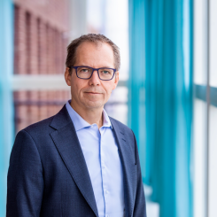 "Moderna och effektiva elnät är en förutsättning för att klimatsäkra svensk industri och stärka landets internationella konkurrenskraft. Ett välunderhållet elnät är också avgörande för att säkerställa att samhällskritiska funktioner fungerar och samtidigt stärka Sveriges totalförsvarsförmåga," säger E.ON Energidistributions vd Martin Höhler.

Foto: Christian Andersson, Apelöga
