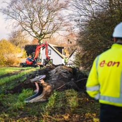 Elnätsutbyggnaden skapar även arbetstillfällen, både direkt genom byggnation och underhåll och indirekt genom att ge nya företag och innovationer tillgång till en pålitlig energiförsörjning. Foto: Christian Andersson