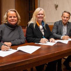 Jonna Lindman, kommunstyrelsens ordförande, Malin Wallenberg, vd för Mälarenergi Elnät och Anders Neuman, kommundirektör, signerar markaffären. Ett viktigt steg på vägen mot en ny mottagningsstation i Arboga. Pressbild: Mälarenergi