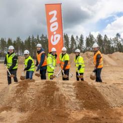 Fuat Volkan Cebe från Nordic Solar, Gahandyr Sarvari från ETC, Harald Överholm från Alight, Martin Höhler, vd för E.ON Energidistribution, Lars Rosander från KSO Hultsfred, Laetitia Prot, vd för Neoen Sverige, samt landshövding Allan Widman deltog vid ceremoniens första spadtag. Foto: Sofia Andersson, FotograFia