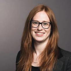 Clare Jackson, vd för branschorganisationen Hydrogen UK, varnar för att regeringen måste agera snabbare för att stödja utbyggnaden av infrastruktur för att transportera och lagra vätgas i hela landet – annars riskerar man att gå miste om möjligheten att kraftigt sänka kostnaderna under detta decennium.
– Vi måste absolut accelerera, när det gäller transportinfrastruktur… och lagringsinfrastruktur, sade hon i en intervju med Hydrogen Insight.