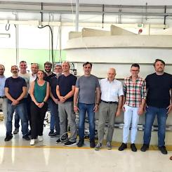 Experter från Fusion for Energy, SIMIC, Criotec och ITER-organisationen samlades för första gången hos Criotec i Italien i juni 2025 för att genomföra heta heliumläcktester på divertorns kassettmoduler. Nyligen klarade man ett avgörande täthetsprov med helium. Foto: SIMIC-CNIM