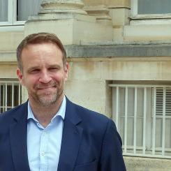 Frankrikes industriminister Ferracci betonade att det inte var hållbart att exkludera vissa koldioxidfria lösningar av ideologiska skäl. Han betonade även behovet av en gemensam europeisk strategi för andra industrier, såsom stål och kemi, för att stärka konkurrenskraften. Foto: Wikipedia Common, kredit: TrisHR