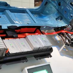 Genomskärning av Nissan Leaf visar batteriernas placering. Foto: Wikipedia Common, kredit: Tennen-Gas