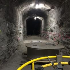 Under den pågående testdriften kommer fyra kapslar att placeras i åtta meter djupa hål i en 70 meter lång slutförvaringstunnel. Tunneln kommer därefter att fyllas med bentonitlera och förseglas med en betongplugg. Testet inkluderar även ett moment där en skadad kapsel ska återtas till markytan. Foto: Wikipedia Common, kredit: Kallerna