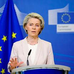 EU-kommissionens ordförande Ursula von der Leyen i talarstolen. Höga företrädare för regeringarna i Tyskland, Spanien, Nederländerna, Polen och Österrike har i ett gemensamt brev till EU-kommissionen uppmanat till konkreta ändringar av EU:s regler för RFNBO (förnybara bränslen av icke-biologiskt ursprung). De anser att den delegerade förordningen som fastställer regelverket "inte överensstämmer med de ekonomiska realiteterna för utvecklingen av vätgasmarknaden, vare sig inom EU eller globalt." Foto: Europeiska Kommissionen